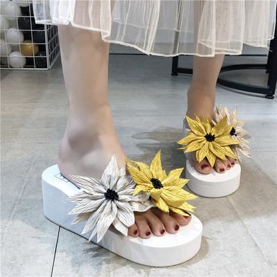 Modern női papucs emelvényekkel és virágokkal