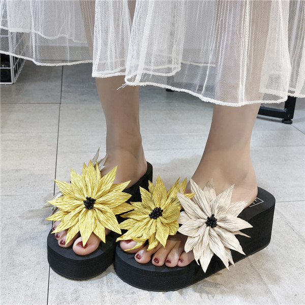 Modern női papucs emelvényekkel és virágokkal