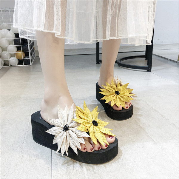Modern női papucs emelvényekkel és virágokkal