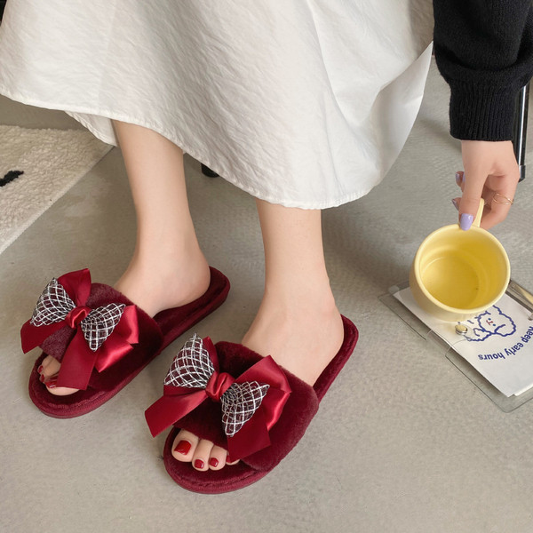 Pehelyszínes női papucs lapos talppal és szalaggal