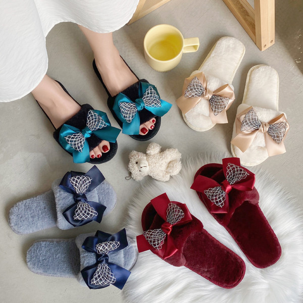 Pehelyszínes női papucs lapos talppal és szalaggal