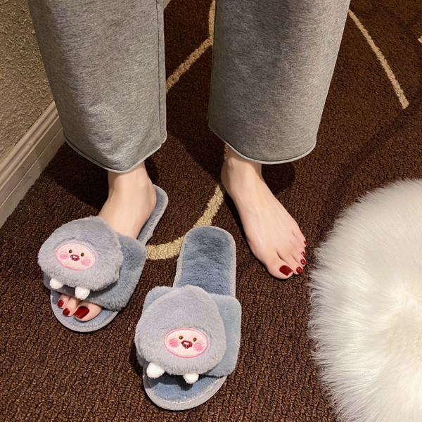 Női papucs lapos talppal, 3D díszítéssel