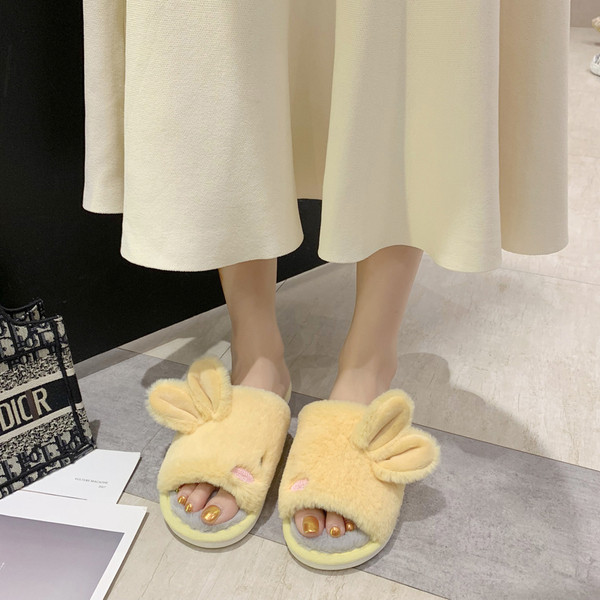 Házi készítésű pehelypapucs lapos talppal és 3D elemekkel