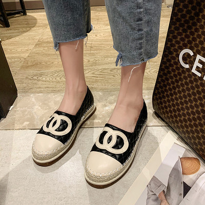 Mūsdienīgi sieviešu apavi ar plakanu zoli no eko ādas