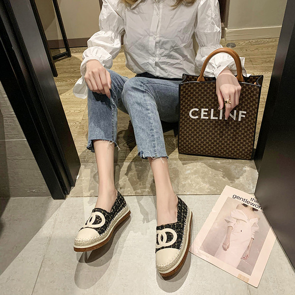 Mūsdienīgi sieviešu apavi ar plakanu zoli no eko ādas