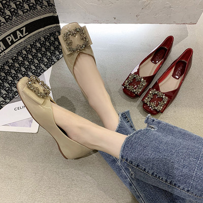 Modern női lakkcipő lapos talppal és csattal