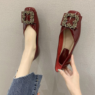 Modern női lakkcipő lapos talppal és csattal