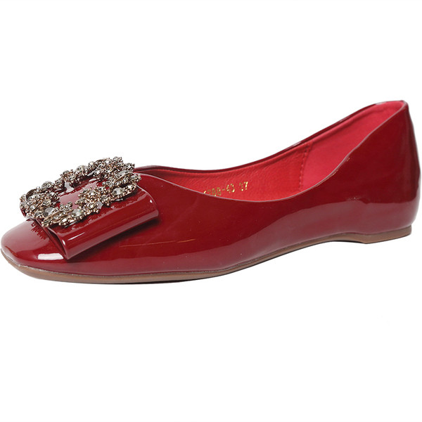 Modern női lakkcipő lapos talppal és csattal