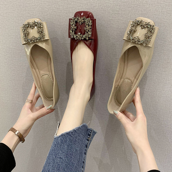 Modern női lakkcipő lapos talppal és csattal