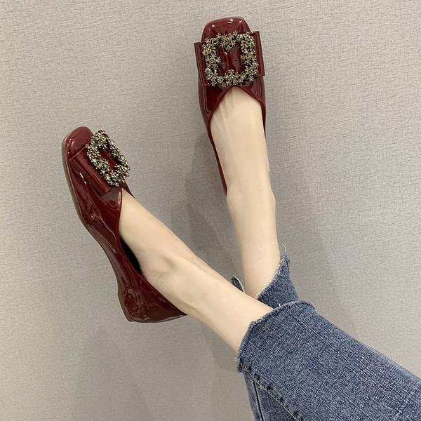 Modern női lakkcipő lapos talppal és csattal