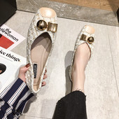 Modern női cipő lapos talppal és fém elemmel