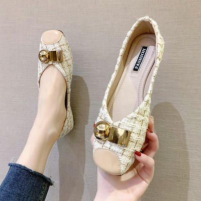 Modern női cipő lapos talppal és fém elemmel