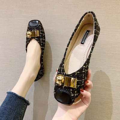 Modern női cipő lapos talppal és fém elemmel