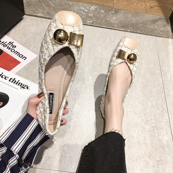 Modern női cipő lapos talppal és fém elemmel