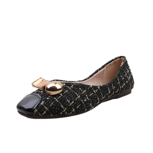 Modern női cipő lapos talppal és fém elemmel