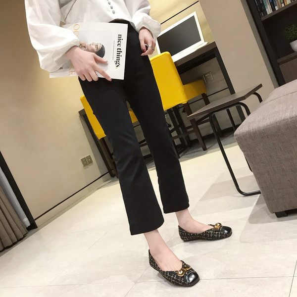 Modern női cipő lapos talppal és fém elemmel