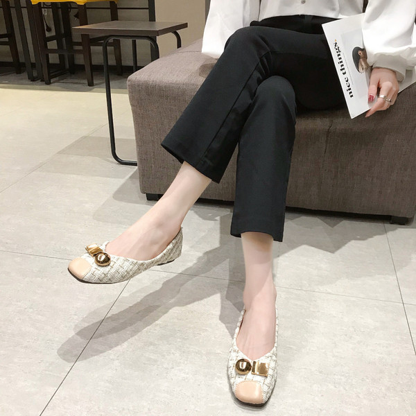 Modern női cipő lapos talppal és fém elemmel