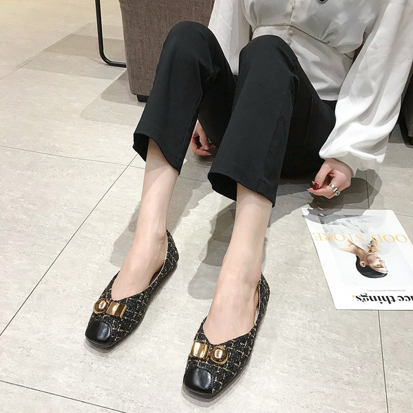 Modern női cipő lapos talppal és fém elemmel