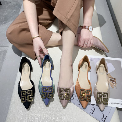 Модерни дамски заострени  обувки с равна подметка и метална катарана 