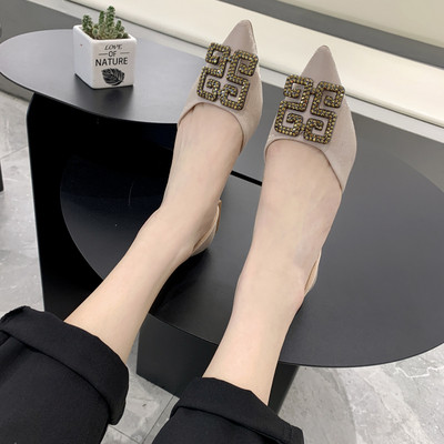 Modernas sieviešu smailas kurpes ar plakanām zolēm un metāla darvu