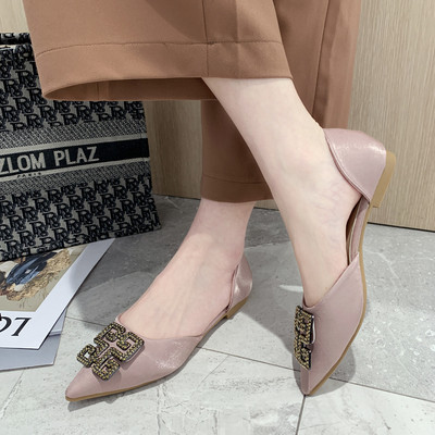 Modernas sieviešu smailas kurpes ar plakanām zolēm un metāla darvu