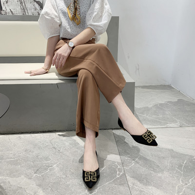 Modernas sieviešu smailas kurpes ar plakanām zolēm un metāla darvu