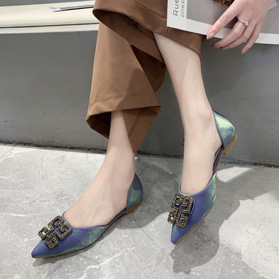 Modernas sieviešu smailas kurpes ar plakanām zolēm un metāla darvu