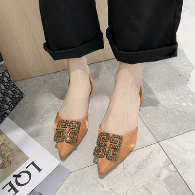 Modernas sieviešu smailas kurpes ar plakanām zolēm un metāla darvu