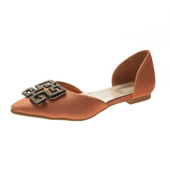 Modernas sieviešu smailas kurpes ar plakanām zolēm un metāla darvu