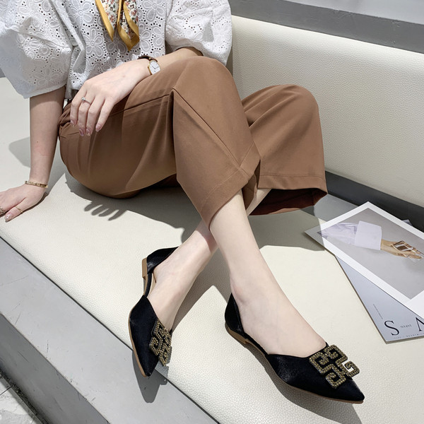 Modernas sieviešu smailas kurpes ar plakanām zolēm un metāla darvu