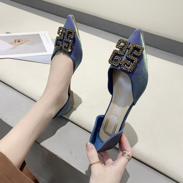 Modernas sieviešu smailas kurpes ar plakanām zolēm un metāla darvu