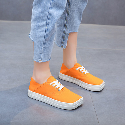 Sportiskas ikdienas sieviešu kedas ar plakanām zolēm