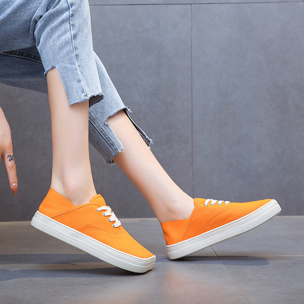 Sportiskas ikdienas sieviešu kedas ar plakanām zolēm