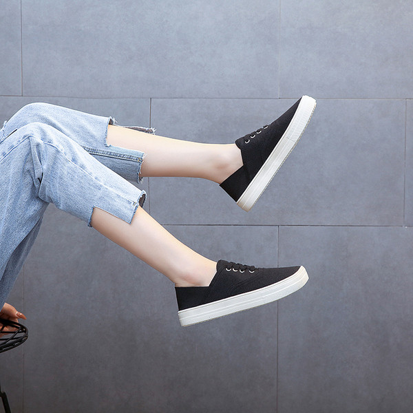 Sportiskas ikdienas sieviešu kedas ar plakanām zolēm