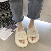 Házi készítésű női papucs fém díszítéssel és pehellyel