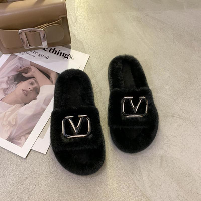 Házi készítésű női papucs fém díszítéssel és pehellyel