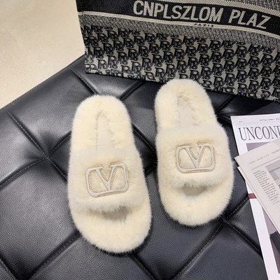 Házi készítésű női papucs fém díszítéssel és pehellyel