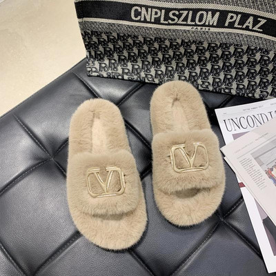 Házi készítésű női papucs fém díszítéssel és pehellyel