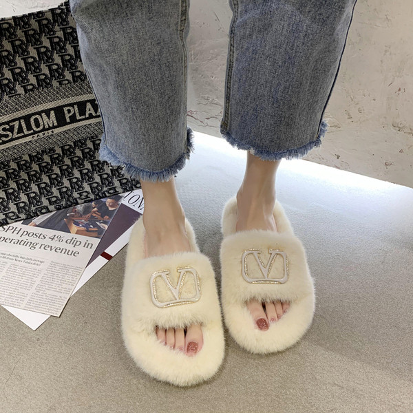 Házi készítésű női papucs fém díszítéssel és pehellyel