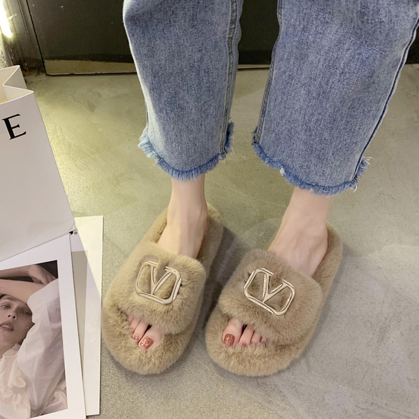 Házi készítésű női papucs fém díszítéssel és pehellyel