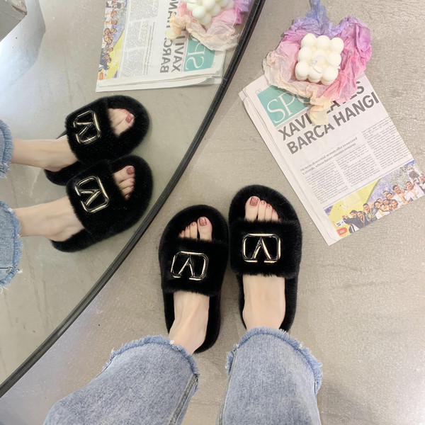 Házi készítésű női papucs fém díszítéssel és pehellyel