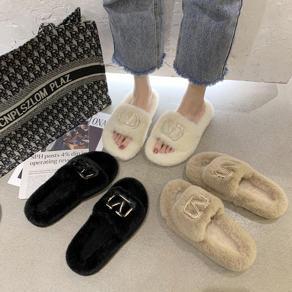 Házi készítésű női papucs fém díszítéssel és pehellyel