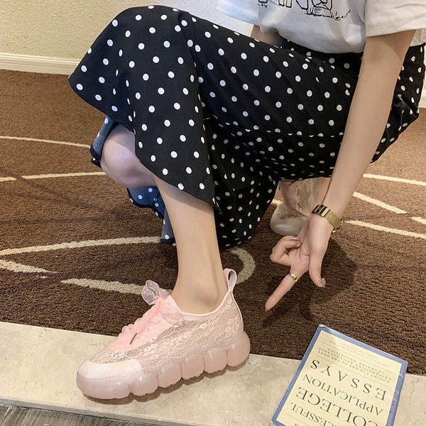 Modernas sieviešu vasaras kedas ar blīvējuma saitēm