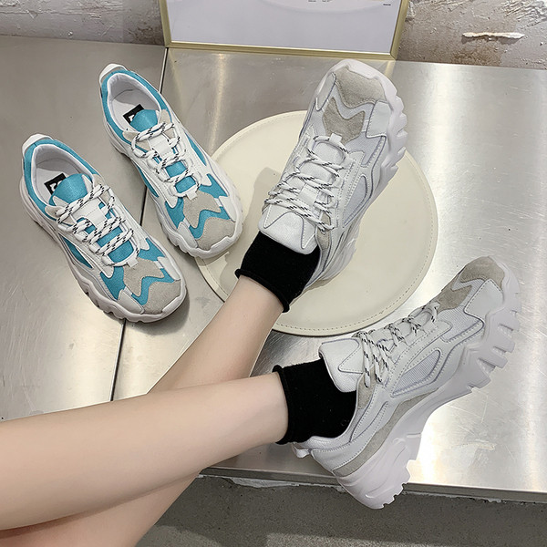 Női alkalmi sportcipő színes fűzővel, durva talppal