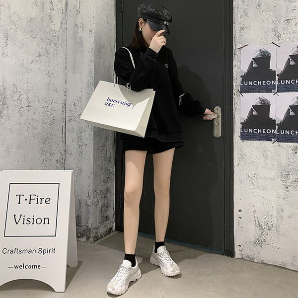 Női alkalmi sportcipő színes fűzővel, durva talppal