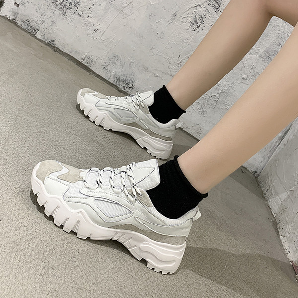 Női alkalmi sportcipő színes fűzővel, durva talppal