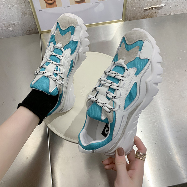 Női alkalmi sportcipő színes fűzővel, durva talppal