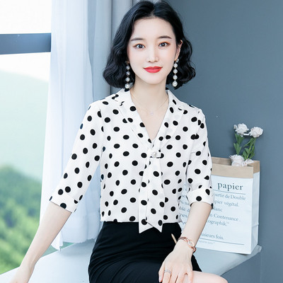 Sieviešu punktveida krekls ar 3/4 piedurknēm un špica kakla izgriezumu