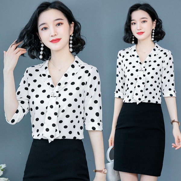 Sieviešu punktveida krekls ar 3/4 piedurknēm un špica kakla izgriezumu