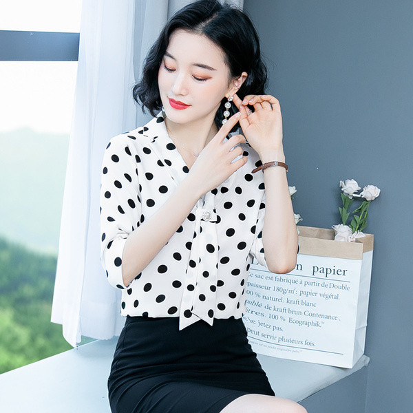 Sieviešu punktveida krekls ar 3/4 piedurknēm un špica kakla izgriezumu